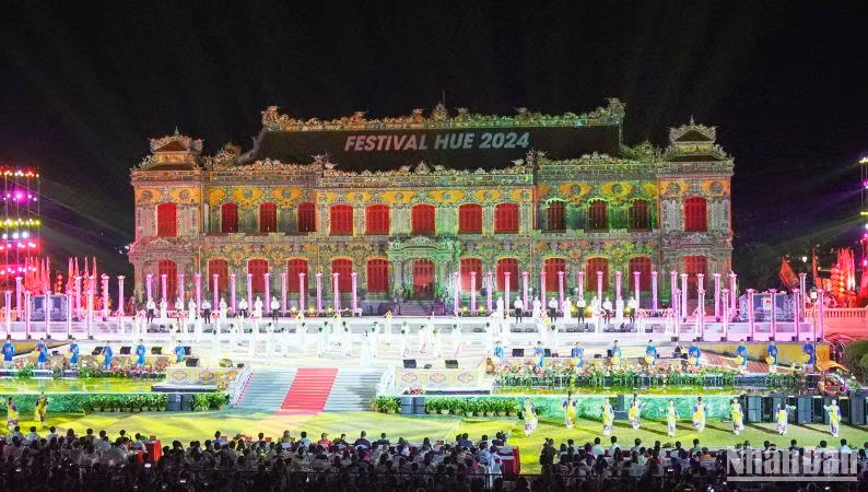 Tiết mục đại cảnh múa hát Huế thành phố Festival mở màn đêm bế mạc khép lại Tuần lễ Festival nghệ thuật Quốc tế Huế 2024.