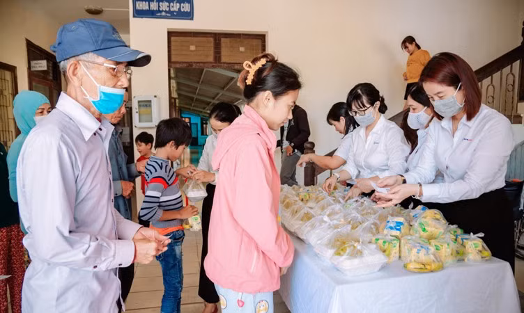 Những suất cơm dinh dưỡng được trao trực tiếp cho bệnh nhân nghèo. Những suất cơm dinh dưỡng được trao trực tiếp cho bệnh nhân nghèo.