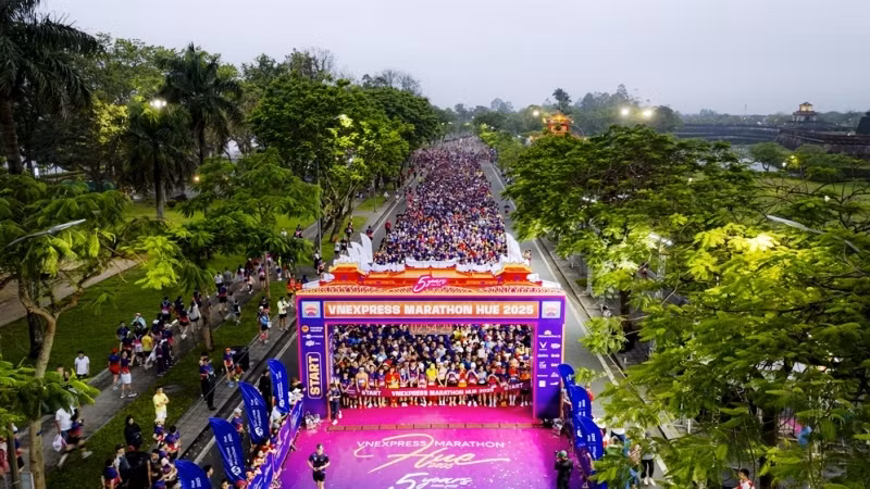 Khởi động và xuất phát cự ly Full Marathon cũng như chính thức bắt đầu giải chạy mùa thứ 5 của VnExpress Marathon Huế 2025.