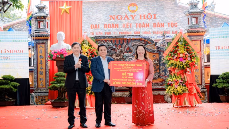 Trao tặng số tiền hỗ trợ 600 triệu đồng của Học viện Chính trị Quốc gia Hồ Chí Minh hỗ trợ tỉnh Đồng chí Nguyễn Xuân Thắng tặng quà các hộ nghèo, hộ có hoàn cảnh khó khăn trên địa bàn phường Kim Long.