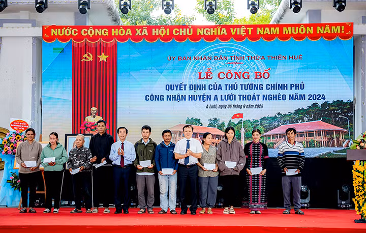 Lãnh đạo tỉnh trao quà cho các hộ gia đình khó khăn huyện A Lưới.