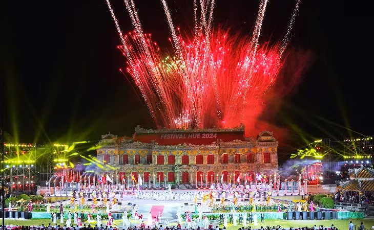 Tiết mục “Về Huế Festival” khép lại Tuần lễ Festival nghệ thuật Quốc tế Huế 2024. Tiết mục “Về Huế Festival” khép lại Tuần lễ Festival nghệ thuật Quốc tế Huế 2024.