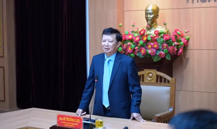 Bí thư Tỉnh ủy Lê Trường Lưu phát biểu chúc mừng và giao nhiệm vụ cho các cán bộ vừa được điều động, bổ nhiệm.