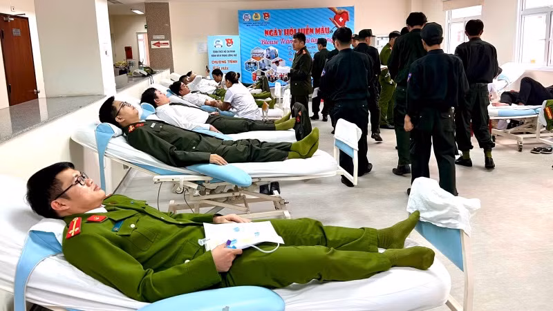 Phong trào hiến máu tình nguyện được tuổi trẻ Công an TP Huế tổ chức thường xuyên và huy động được hàng trăm đơn vị máu.