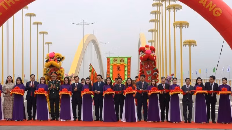 Thường trực Ban Bí thư Trần Cẩm Tú cùng lãnh đạo Quốc hội, Chính phủ, các bộ, ban, ngành thực hiện nghi thức cắt băng thông xe kỹ thuật cầu Nguyễn Hoàng.