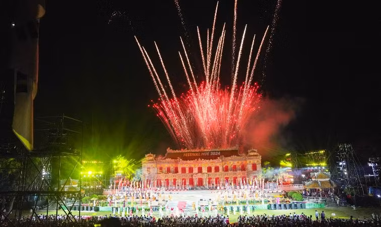 Chương trình nghệ thuật khép lại Tuần lễ Festival Huế 2024 kết thúc với màn pháo hoa tầm thấp rực rỡ, là khoảnh khắc trọn vẹn không khí sôi động của Festival Huế mùa hè năm nay. Chương trình nghệ thuật khép lại Tuần lễ Festival Huế 2024 kết thúc với màn pháo hoa tầm thấp rực rỡ, là khoảnh khắc trọn vẹn không khí sôi động của Festival Huế mùa hè năm nay.