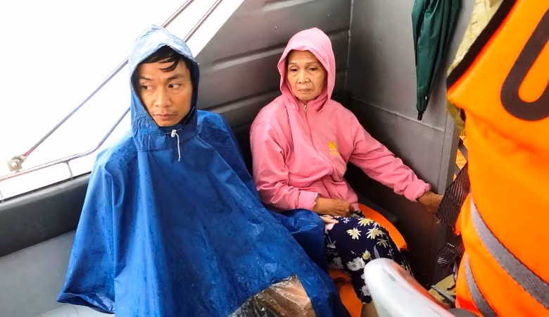 Lực lượng Công an tỉnh Thừa Thiên Huế cũng đã khẩn trương hỗ trợ người dân di dời người, tài sản… đến nơi an toàn. Lực lượng Công an tỉnh Thừa Thiên Huế cũng đã khẩn trương hỗ trợ người dân di dời người, tài sản… đến nơi an toàn.