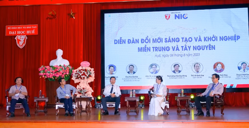 Giao lưu, trao đổi giữa các chuyên gia, nhà quản lý về đổi mới sáng tạo và khởi nghiệp của sinh viên. 