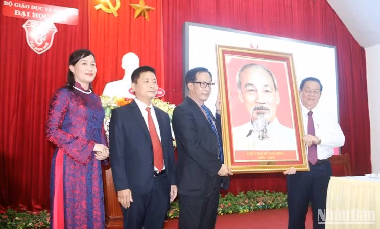 Trưởng ban Tuyên giáo Trung ương Nguyễn Trọng Nghĩa tặng bức ảnh chân dung Chủ tịch Hồ Chí Minh cho Đại học Huế.