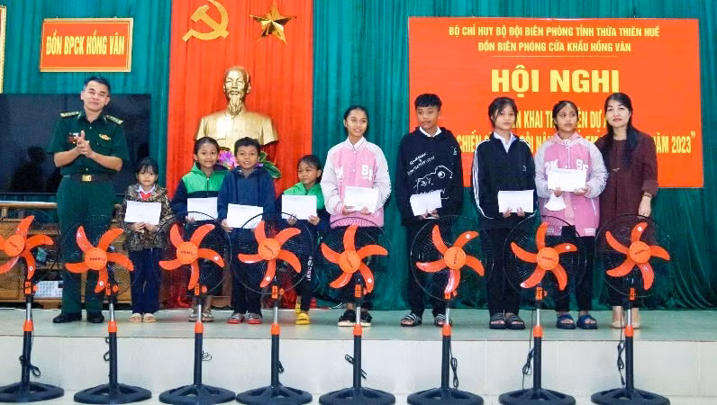 58 em học sinh có hoàn cảnh đặc biệt khó khăn tại 3 xã được trao quà, đồ dùng học tập và vật dụng gia đình. (Ảnh: Võ Tiến). 58 em học sinh có hoàn cảnh đặc biệt khó khăn tại 3 xã được trao quà, đồ dùng học tập và vật dụng gia đình. (Ảnh: Võ Tiến).