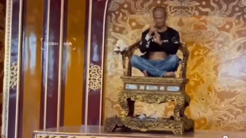 Đối tượng Hồ Văn Phương Tâm ngồi lên ngai vua triều Nguyễn được trưng bày trong không gian Điện Thái Hòa. Đối tượng Hồ Văn Phương Tâm ngồi lên ngai vua triều Nguyễn được trưng bày trong không gian Điện Thái Hòa.