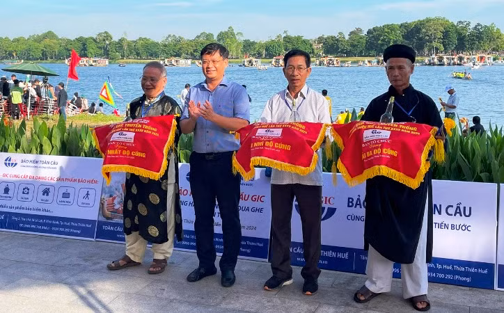 Đồng chí Phó Chủ tịch Thường trực Ủy ban nhân dân tỉnh Nguyễn Thanh Bình trao giải cho các đơn vị đoạt giải.