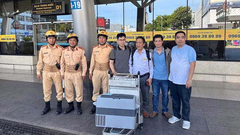 Được sự hỗ trợ của lực lượng Cảnh sát giao thông, ê-kíp bác sĩ Bệnh viện Trung ương Huế kịp thời vận chuyển quả tim của người hiến về Huế để thực hiện ca ghép tim. Được sự hỗ trợ của lực lượng Cảnh sát giao thông, ê-kíp bác sĩ Bệnh viện Trung ương Huế kịp thời vận chuyển quả tim của người hiến về Huế để thực hiện ca ghép tim.