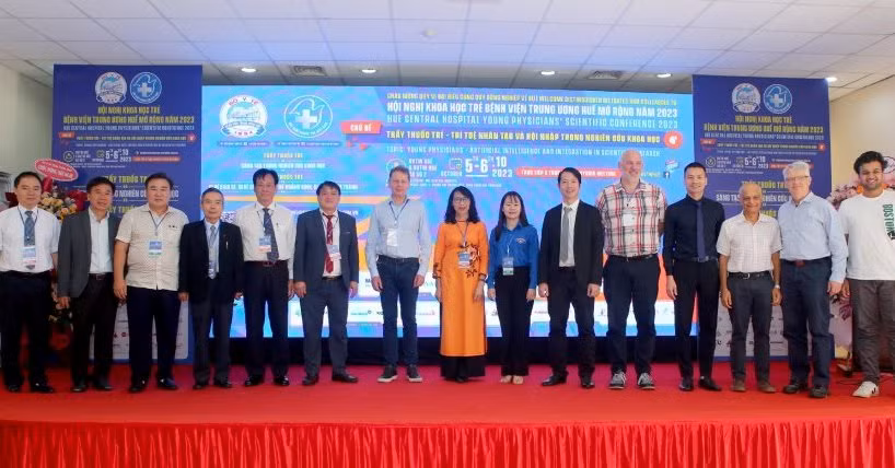 Lãnh đạo Trung ương Hội Thầy thuốc trẻ Việt Nam, Bệnh viện Trung ương Huế cùng các đại biểu, chuyên gia nước ngoài chụp ảnh lưu niệm. (Ảnh: THƯỢNG HIỂN)