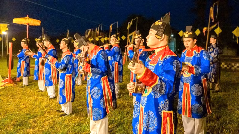 Diễn viên Đoàn Nghệ thuật cung đình Huế tham gia các nghi lễ tại Đàn Xã Tắc. Diễn viên Đoàn Nghệ thuật cung đình Huế tham gia các nghi lễ tại Đàn Xã Tắc.