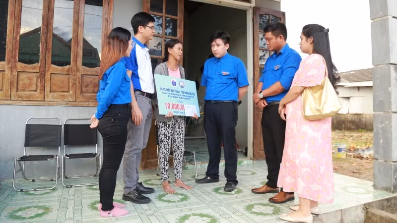 Tặng quà bà Nguyễn Thị Vân có nhà bị thiệt hại nặng do mưa lớn kèm lốc xoáy trong đợt mưa lũ vừa qua ở thị trấn Lăng Cô (huyện Phú Lộc). (Ảnh: BVH)