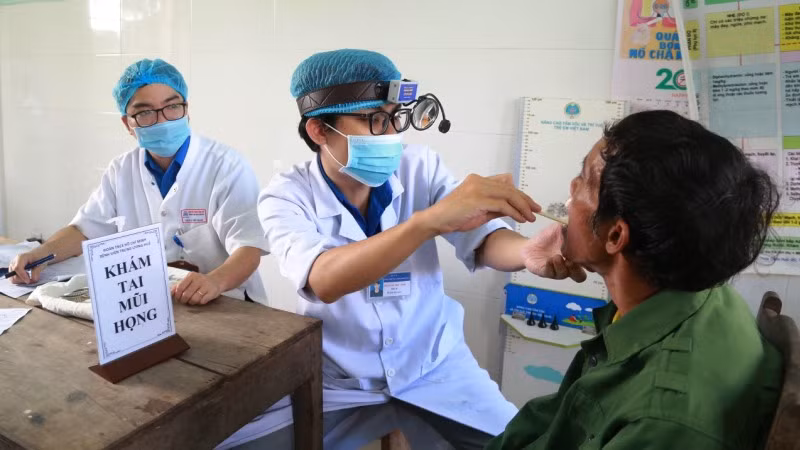 Nhiều cán bộ hưu trí, gia đình chính sách được khám bệnh, tư vấn thuốc điều trị.