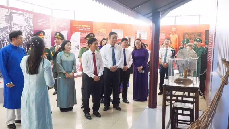 Hệ thống di sản vật thể về Người vô cùng quý giá với gần 20 di tích, địa điểm di tích tại Huế. Hệ thống di sản vật thể về Người vô cùng quý giá với gần 20 di tích, địa điểm di tích tại Huế.