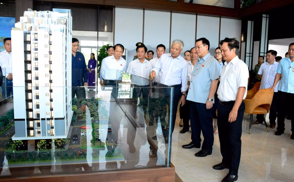 Đồng chí Bí thư Tỉnh ủy Lê Trường Lưu (hàng trước, ngoài cùng bên phải) cùng các đồng chí lãnh đạo Trung ương thăm khu đô thị mới và kiểm tra mô hình đầu tư nhà ở xã hội tại Thừa Thiên Huế. Đồng chí Bí thư Tỉnh ủy Lê Trường Lưu (hàng trước, ngoài cùng bên phải) cùng các đồng chí lãnh đạo Trung ương thăm khu đô thị mới và kiểm tra mô hình đầu tư nhà ở xã hội tại Thừa Thiên Huế.