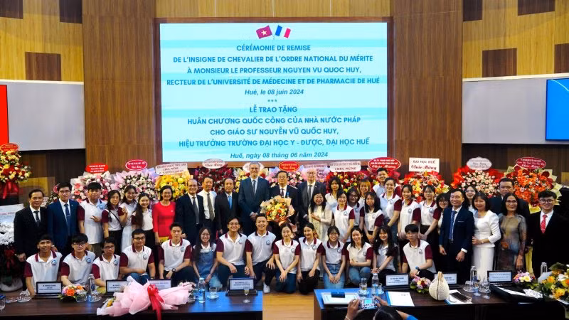 Các đại biểu chụp ảnh lưu niệm tại buổi lễ.