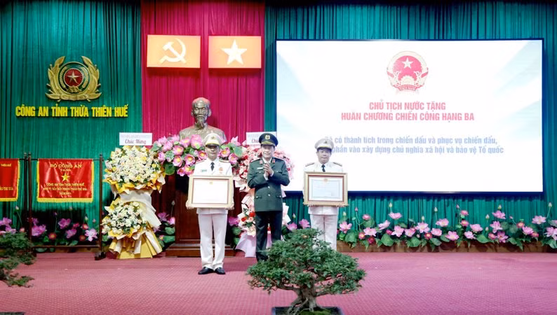 Thừa ủy quyền của lãnh đạo Đảng, Nhà nước, Thứ trưởng Lê Quốc Hùng trao Huân chương Chiến công hạng Ba tặng 2 cá nhân.