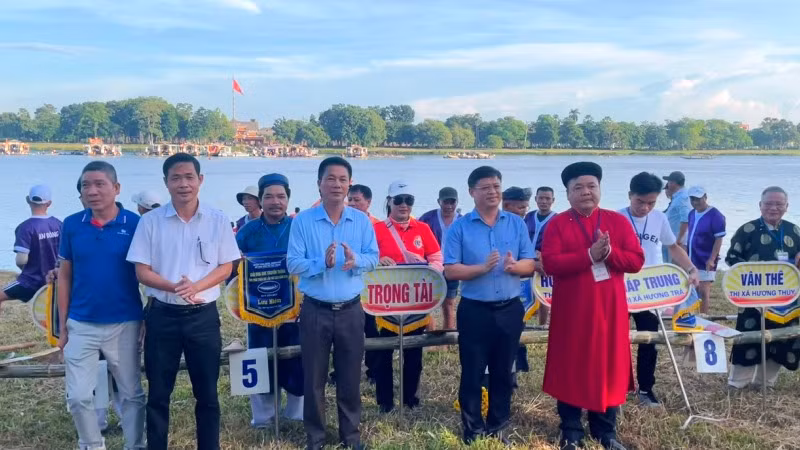 Ban tổ chức giải trao cờ lưu niệm cho các đội.