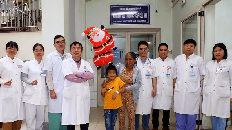Các y bác sĩ chúc mừng bệnh nhi P.T.Q trong ngày xuất viện. (Ảnh: Bệnh viện cung cấp)