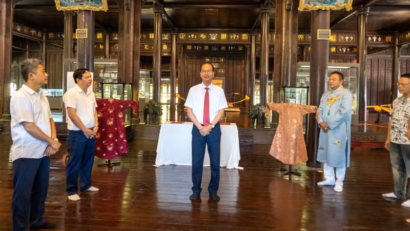 Giám đốc Trung tâm Bảo tồn di tích cố đô Huế Hoàng Việt Trung bày tỏ sự trân trọng đối với nghĩa cử của bà Công Tôn Nữ Kim Chi. Giám đốc Trung tâm Bảo tồn di tích cố đô Huế Hoàng Việt Trung bày tỏ sự trân trọng đối với nghĩa cử của bà Công Tôn Nữ Kim Chi.