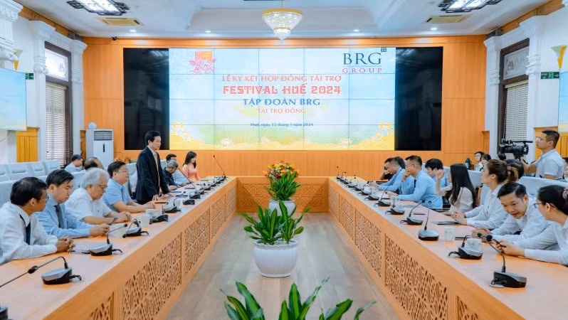 Lãnh đạo các doanh nghiệp, nhà tài trợ phát biểu tại buổi ký kết.