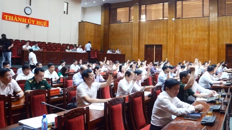 Các đại biểu biểu quyết thông qua các đề án tại hội nghị. (Ảnh: ĐQ) Các đại biểu biểu quyết thông qua các đề án tại hội nghị. (Ảnh: ĐQ)