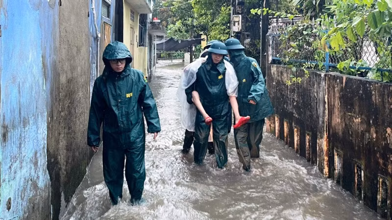 Lực lượng Quân đội cùng dân quân TP Huế giúp di chuyển người dân đến nơi an toàn.