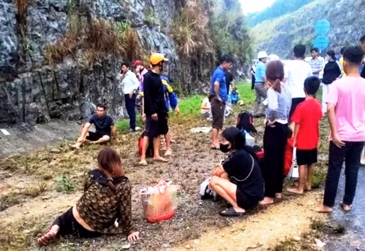 Hàng chục hành khách đi trên xe ô-tô hoảng sợ sau vụ tai nạn. Hàng chục hành khách đi trên xe ô-tô hoảng sợ sau vụ tai nạn.