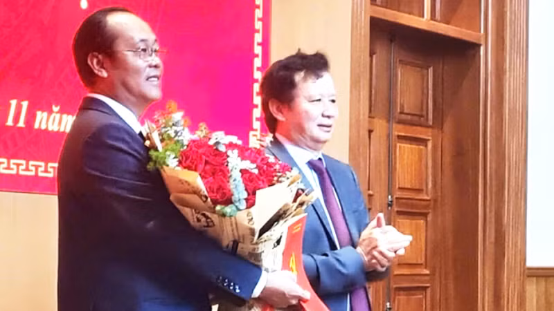 Đồng chí Bí thư Tỉnh ủy Lê Trường Lưu trao quyết định, tặng hoa chúc mừng tân Tổng Biên tập Báo Thừa Thiên Huế Hoàng Đăng Khoa.