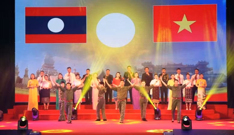 Chương trình nghệ thuật do các đội văn nghệ của các Thừa Thiên Huế, Salavan và Sekong và của 10 tỉnh Việt Nam có chung đường biên giới với Lào thực hiện.