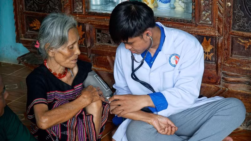 Thăm hỏi, tặng quà và kiểm tra sức khỏe cho bà Khăn Nhua - cựu thanh niên xung phong. Thăm hỏi, tặng quà và kiểm tra sức khỏe cho bà Khăn Nhua - cựu thanh niên xung phong.