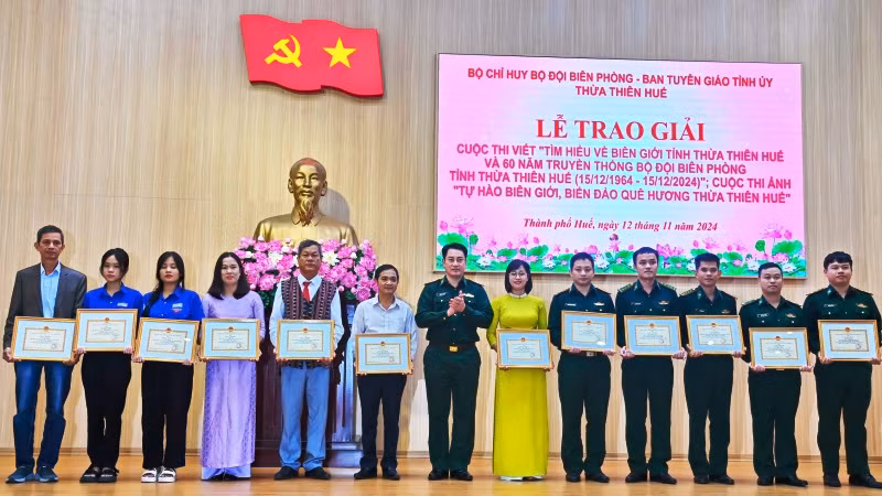 Đại tá Hoàng Minh Hùng, Phó Bí thư Đảng ủy, Chỉ huy trưởng Bộ đội Biên phòng tỉnh trao giải khuyến khích cho các tác giải đoạt giải. (Ảnh: Ngọc Bình) Đại tá Hoàng Minh Hùng, Phó Bí thư Đảng ủy, Chỉ huy trưởng Bộ đội Biên phòng tỉnh trao giải khuyến khích cho các tác giải đoạt giải. (Ảnh: Ngọc Bình)