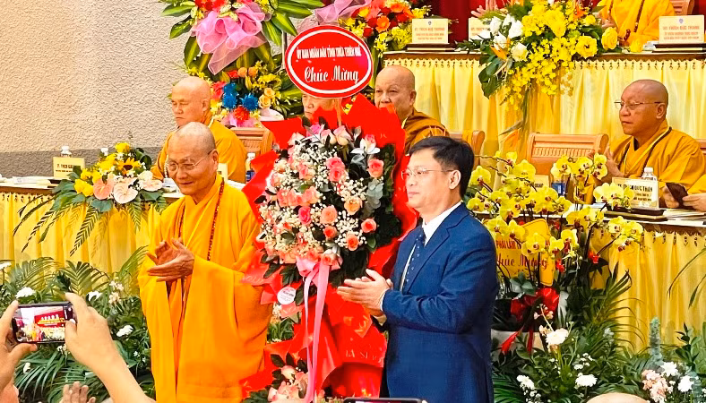 Thay mặt lãnh đạo tỉnh, ông Nguyễn Thanh Bình tặng lẵng hoa chúc mừng đến hội thảo có ý nghĩa này.