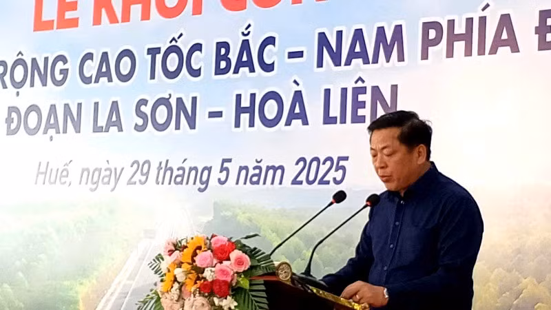 Bộ trưởng Xây dựng Trần Hồng Minh phát lệnh khởi công Dự án mở rộng cao tốc bắc-nam phía đông đoạn La Sơn-Hòa Liên. Bộ trưởng Xây dựng Trần Hồng Minh phát lệnh khởi công Dự án mở rộng cao tốc bắc-nam phía đông đoạn La Sơn-Hòa Liên.