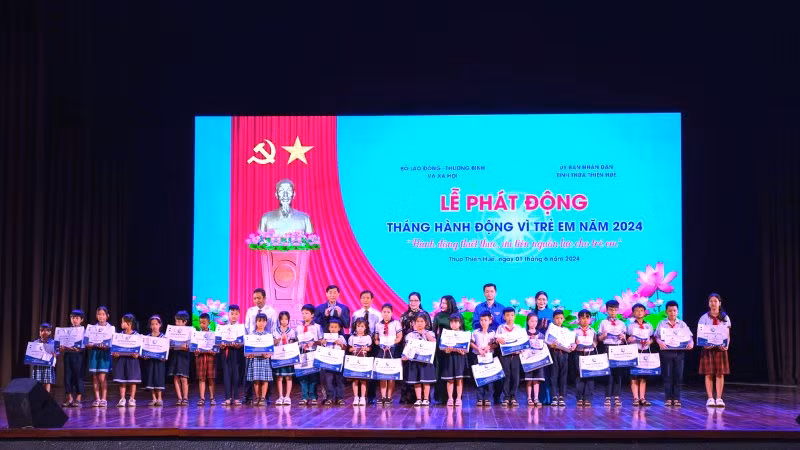 Lãnh đạo các ban, ngành trung ương tặng nhiều phần quà cho trẻ em có hoàn cảnh khó khăn tại Huế.