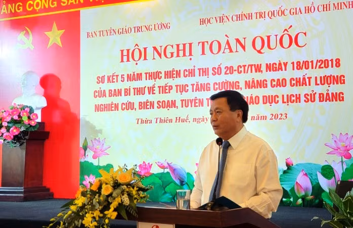 Ủy viên Bộ Chính trị, Giám đốc Học viện Chính trị quốc gia Hồ Chí Minh Nguyễn Xuân Thắng phát biểu chỉ đạo tại hội nghị.