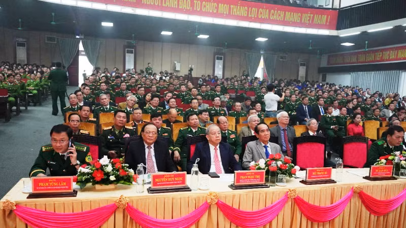 Các đồng chí lãnh đạo tỉnh qua các thời kỳ và các ban, ngành cùng đảo đảo cán bộ, chiến sĩ tham dự. Các đồng chí lãnh đạo tỉnh qua các thời kỳ và các ban, ngành cùng đảo đảo cán bộ, chiến sĩ tham dự.