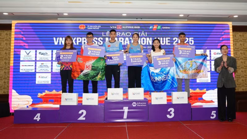 Sôi động Giải VnExpress Marathon Huế 2025 ảnh 31