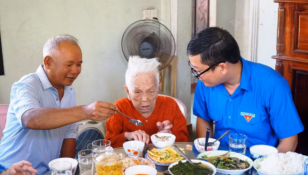 Đại diện Tỉnh đoàn thăm hỏi và tổ chức “Bữa cơm tri ân - ấm áp nghĩa tình” cùng Mẹ Việt Nam Anh hùng Nguyễn Thị Tuyết (95 tuổi), ở tổ 3, phường Thủy Phương.