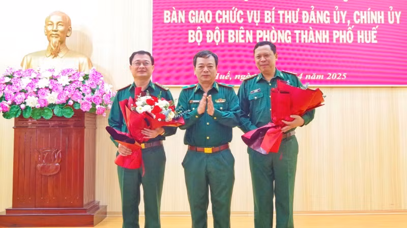 Thiếu tướng Nguyễn Văn Thiện, Phó Tư lệnh Bộ đội Biên phòng tặng hoa chúc mừng Đại tá Cà Văn Lập và Đại tá Phạm Tùng Lâm.