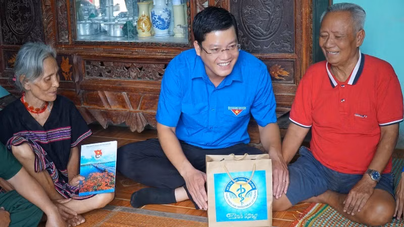 Tặng quà động viên cho các gia đình chính sách, có công với cách mạng, thương bệnh binh, cựu thanh niên xung phong khó khăn. Tặng quà động viên cho các gia đình chính sách, có công với cách mạng, thương bệnh binh, cựu thanh niên xung phong khó khăn.