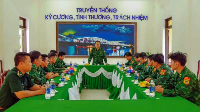 Đại tá Phạm Tùng Lâm, Bí thư Đảng uỷ, Chính uỷ Bộ đội Biên phòng tỉnh kết luận tại buổi kiểm tra tại Đồn Biên phòng cửa khẩu Hồng Vân. (Ảnh: Võ Tiến) Đại tá Phạm Tùng Lâm, Bí thư Đảng uỷ, Chính uỷ Bộ đội Biên phòng tỉnh kết luận tại buổi kiểm tra tại Đồn Biên phòng cửa khẩu Hồng Vân. (Ảnh: Võ Tiến)