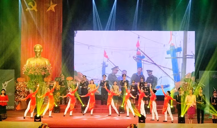 Tiết mục văn nghệ chào mừng tại lễ kỷ niệm. Tiết mục văn nghệ chào mừng tại lễ kỷ niệm.
