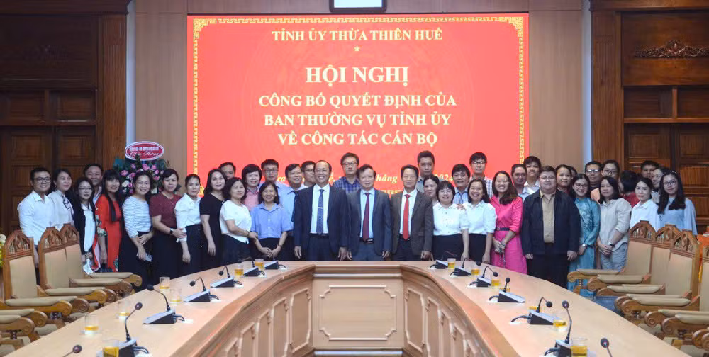 Đồng chí Bí thư Tỉnh ủy Lê Trường Lưu và tân Tổng Biên tập Hoàng Đăng Khoa chụp ảnh lưu niệm cùng lãnh đạo các ban ngành và cán bộ, phóng viên, người lao động Báo Thừa Thiên Huế.
