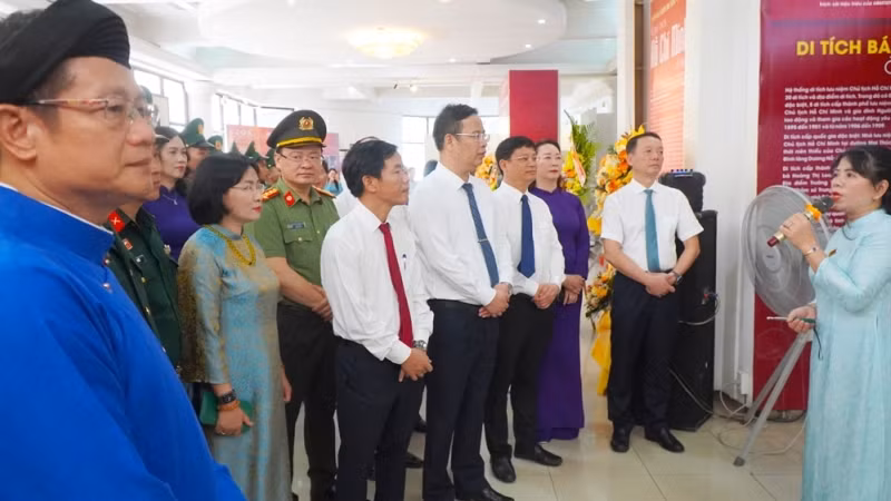 Triển lãm gồm có 2 phần: Không gian di sản văn hóa lưu niệm Chủ tịch Hồ Chí Minh ở Huế và Không gian Gốm nghệ thuật “Huế với Bác Hồ”. Triển lãm gồm có 2 phần: Không gian di sản văn hóa lưu niệm Chủ tịch Hồ Chí Minh ở Huế và Không gian Gốm nghệ thuật “Huế với Bác Hồ”.