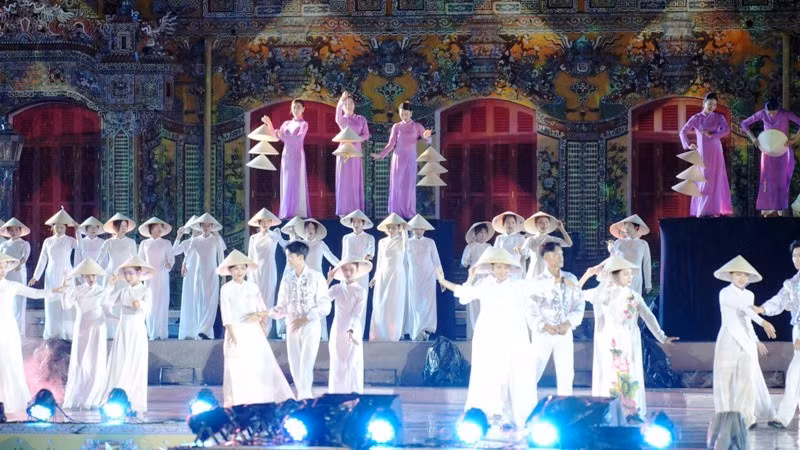 Tiết mục biểu diễn “Dáng lụa áo dài” của Đoàn Ca kịch Huế - Vũ đoàn Phan Lương cùng nhóm diễn viên Trường văn hóa nghệ thuật Huế và Đại học Kinh tế Huế.